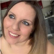 Docente di scuola secondaria di primo grado impartisce lezioni, aiutando gli alunni ad apprendere una corretta metodologia di studio